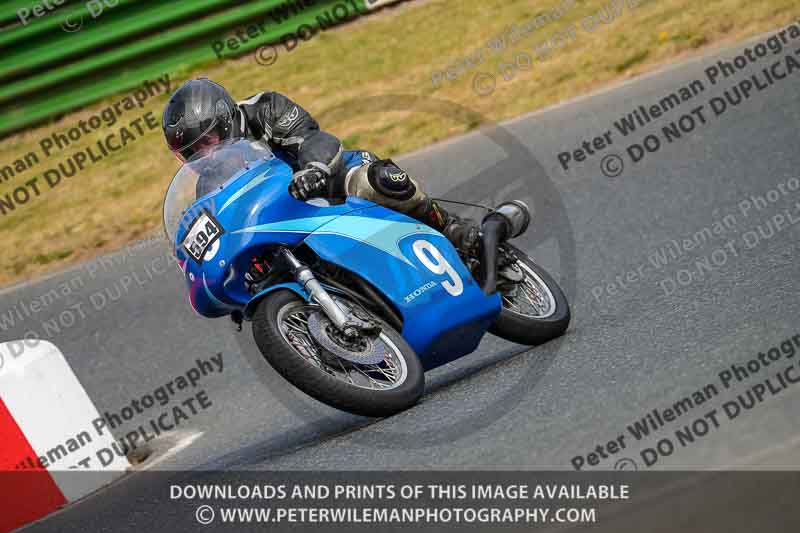 Vintage motorcycle club;eventdigitalimages;mallory park;mallory park trackday photographs;no limits trackdays;peter wileman photography;trackday digital images;trackday photos;vmcc festival 1000 bikes photographs